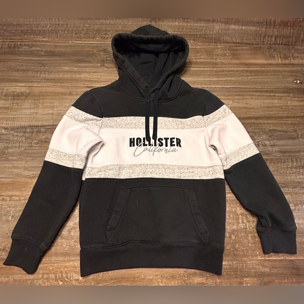 Black, grey, white Hollister sweatshirt. Size adult extra small. Worn slightly.